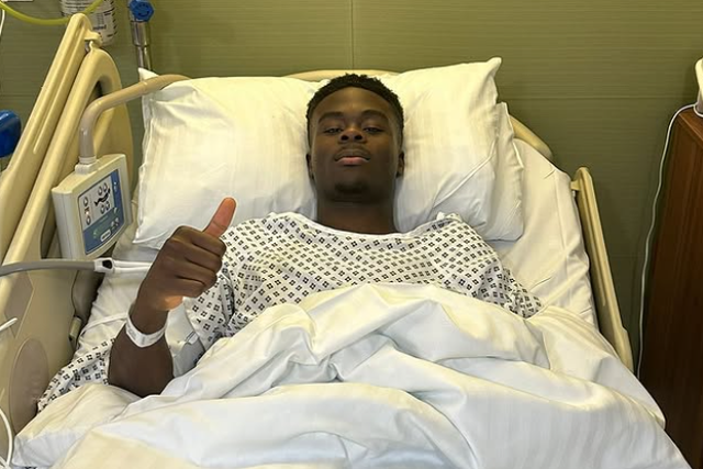 Bukayo Saka na cama do hospital, após a operação