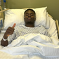 Bukayo Saka na cama do hospital, após a operação