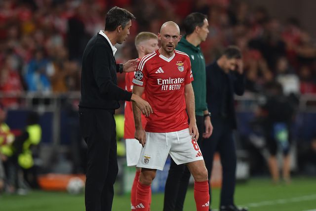Bruno Lage conversa com Aursnes no jogo do Benfica com o Atlético Madrid
