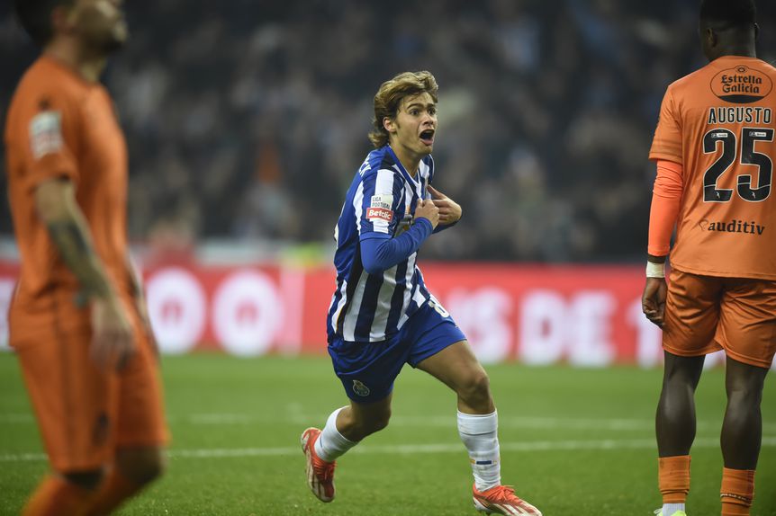 Rodrigo Mora a festejar um golaço no Dragão