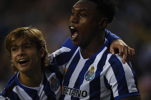 Samu Aghehowa festeja o golo marcado ao Boavista com Rodrigo Mora