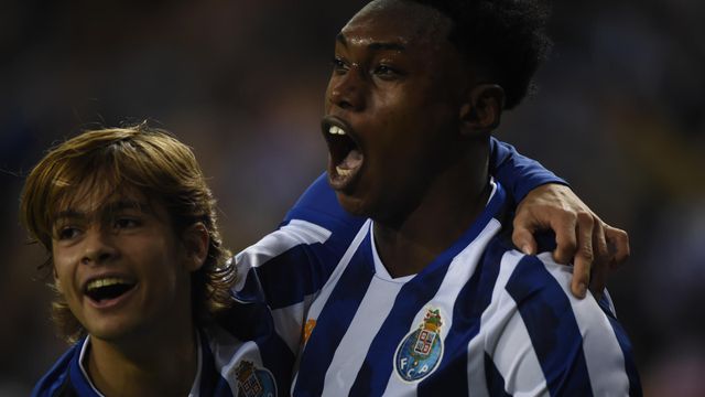 Samu Aghehowa festeja o golo marcado ao Boavista com Rodrigo Mora