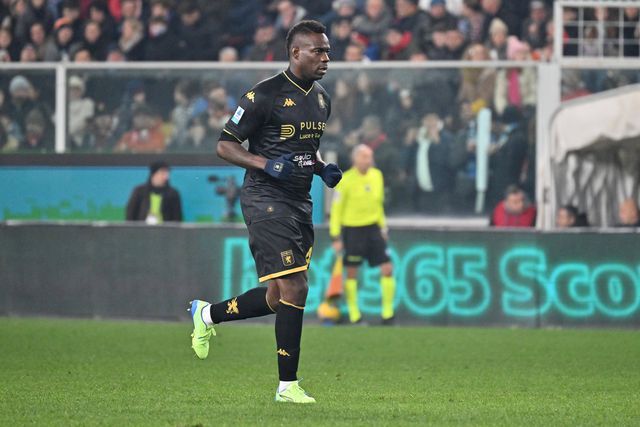 Mario Balotelli em ação com a camisola do Génova