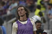 David Luiz com o equipamento do Flamengo, na condição de suplente