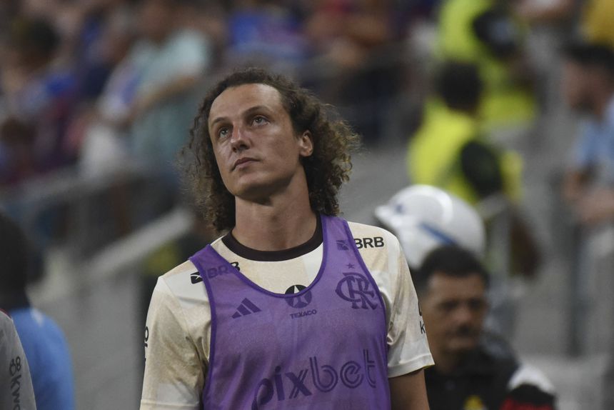 David Luiz com o equipamento do Flamengo, na condição de suplente