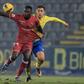 Vladislav Morozov (à direita) disputa a bola com Mory Gbane durante o jogo contra o Arouca