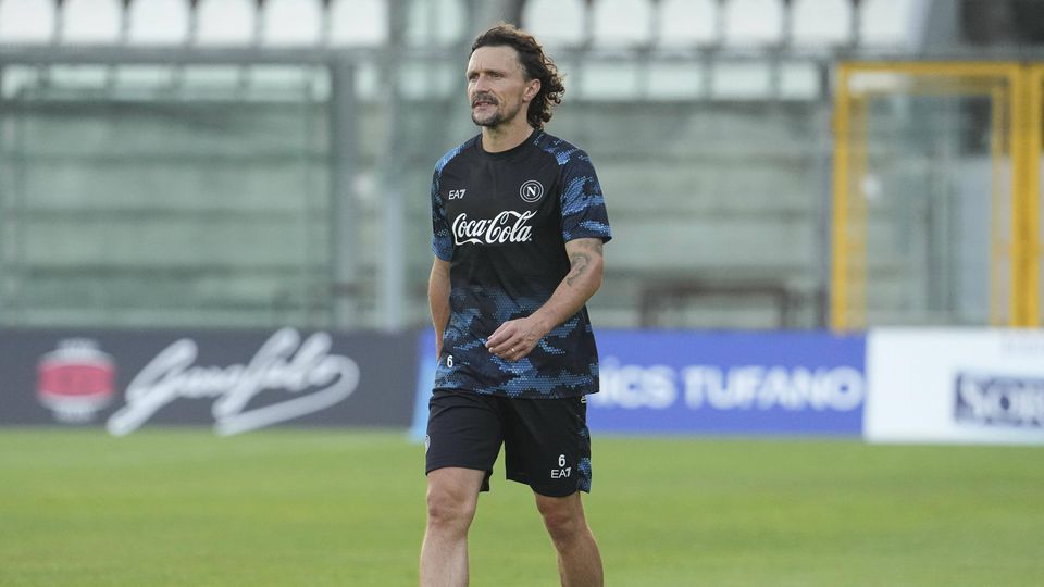 Mário Rui a treinar sozinho no centro de treinos do Nápoles