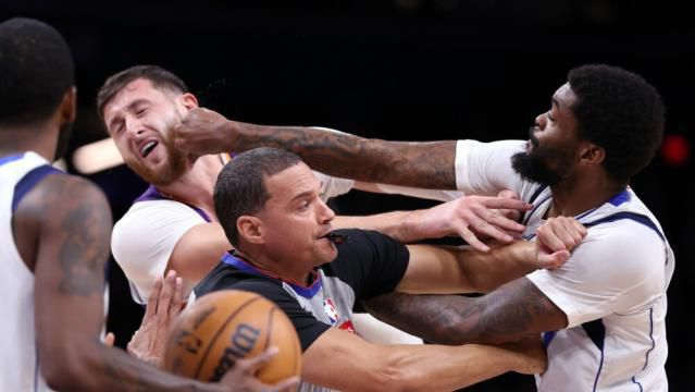 NBA suspende todos os jogadores da pancadaria no Suns-Mavs