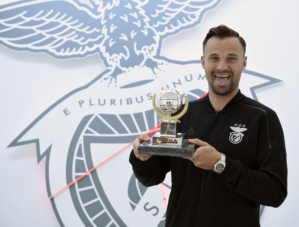 Seferovic com o troféu Bola de Prata, que venceu na época 2018/2019 com 23 golos no campeonato