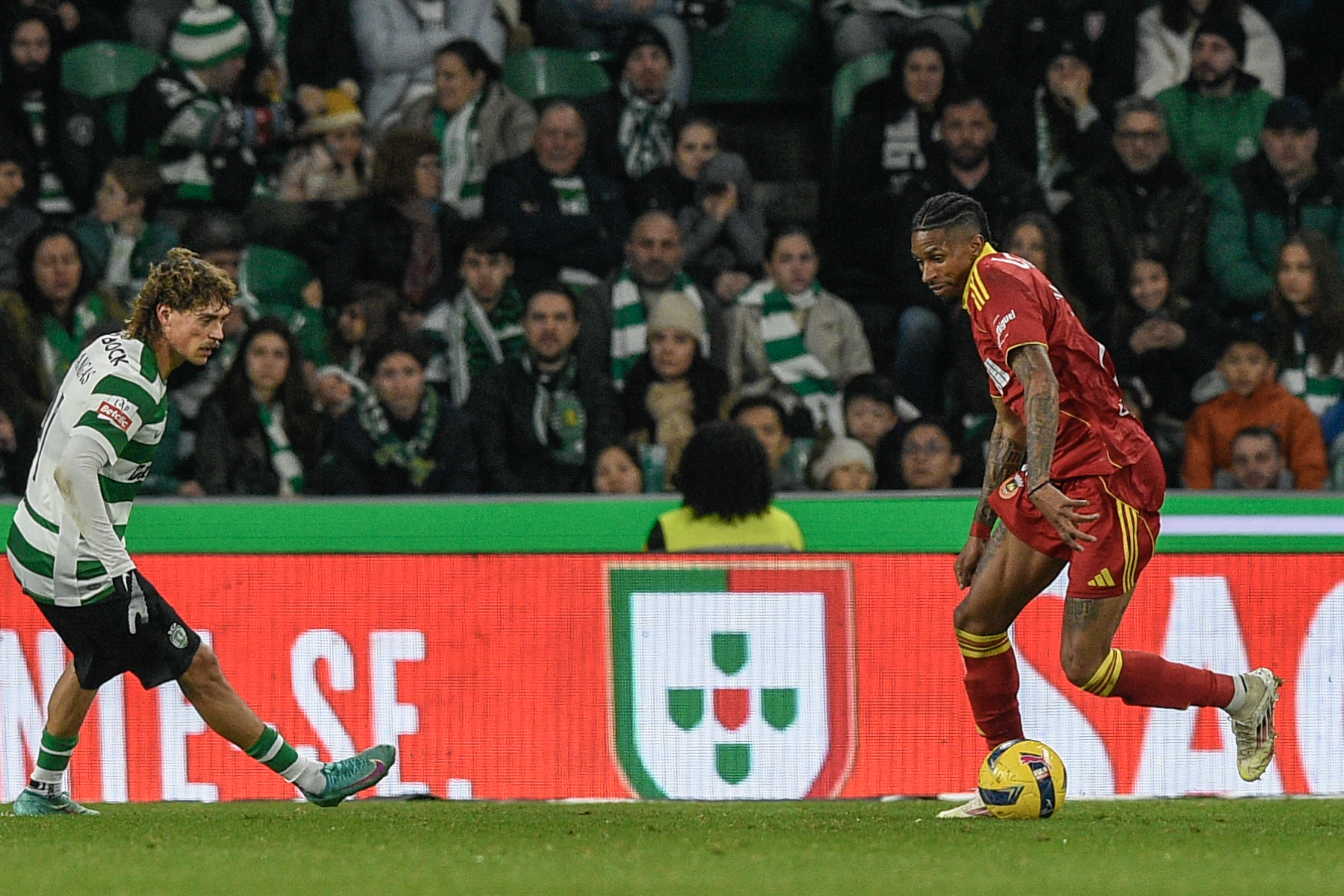 André Luiz em mais uma investida, com Ricardo Mangas pela frente (Foto Sérgio Miguel Santos)