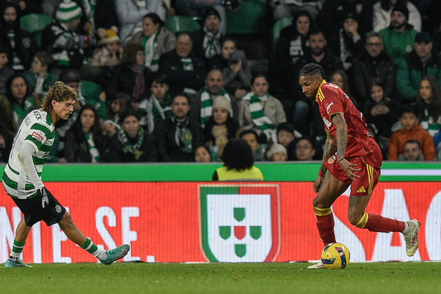 André Luiz em mais uma investida, com Ricardo Mangas pela frente (Foto Sérgio Miguel Santos)