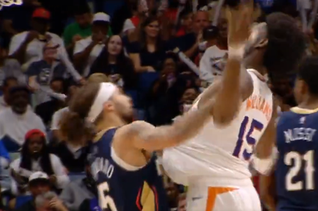 Momento em que Alvarado atingiu Williams com um soco