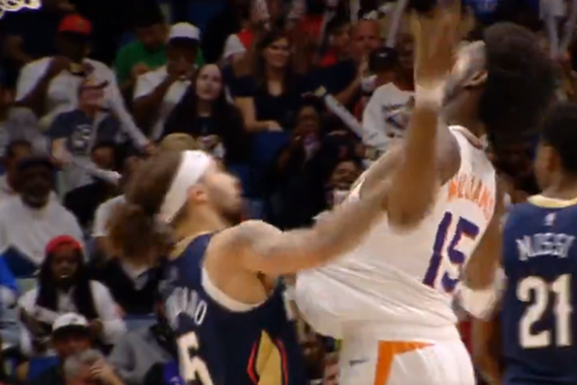 Momento em que Alvarado atingiu Williams com um soco