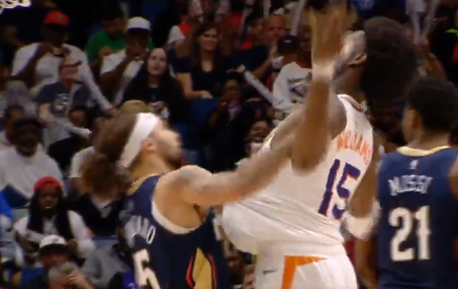 Momento em que Alvarado atingiu Williams com um soco