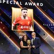 O momento em que Joaquim e Isabel Jota receberam um prémio especial em homenagem a Diogo Jota nos Globe Soccer Awards