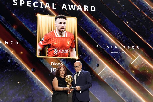 O momento em que Joaquim e Isabel Jota receberam um prémio especial em homenagem a Diogo Jota nos Globe Soccer Awards