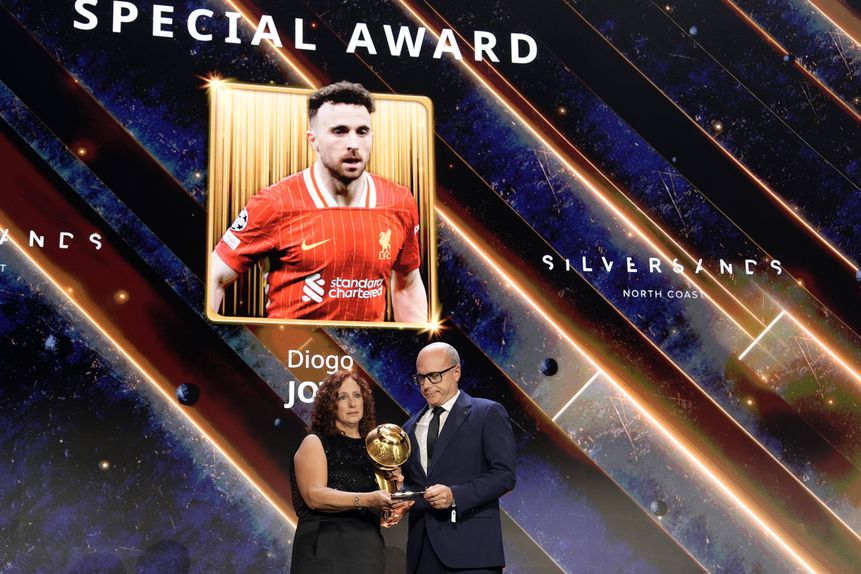 O momento em que Joaquim e Isabel Jota receberam um prémio especial em homenagem a Diogo Jota nos Globe Soccer Awards