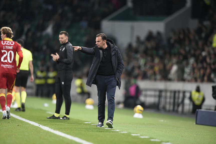 Sotiris Solaidopulos lamentou as desatenções dos jogadores na segunda parte (Foto Sérgio Miguel Santos)