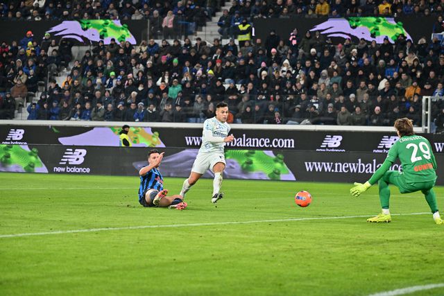 O momento do disparo certeiro de Lautaro Martínez, que valeu três pontos ao Inter