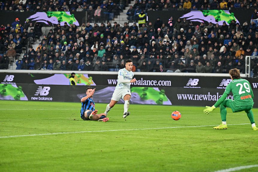 O momento do disparo certeiro de Lautaro Martínez, que valeu três pontos ao Inter