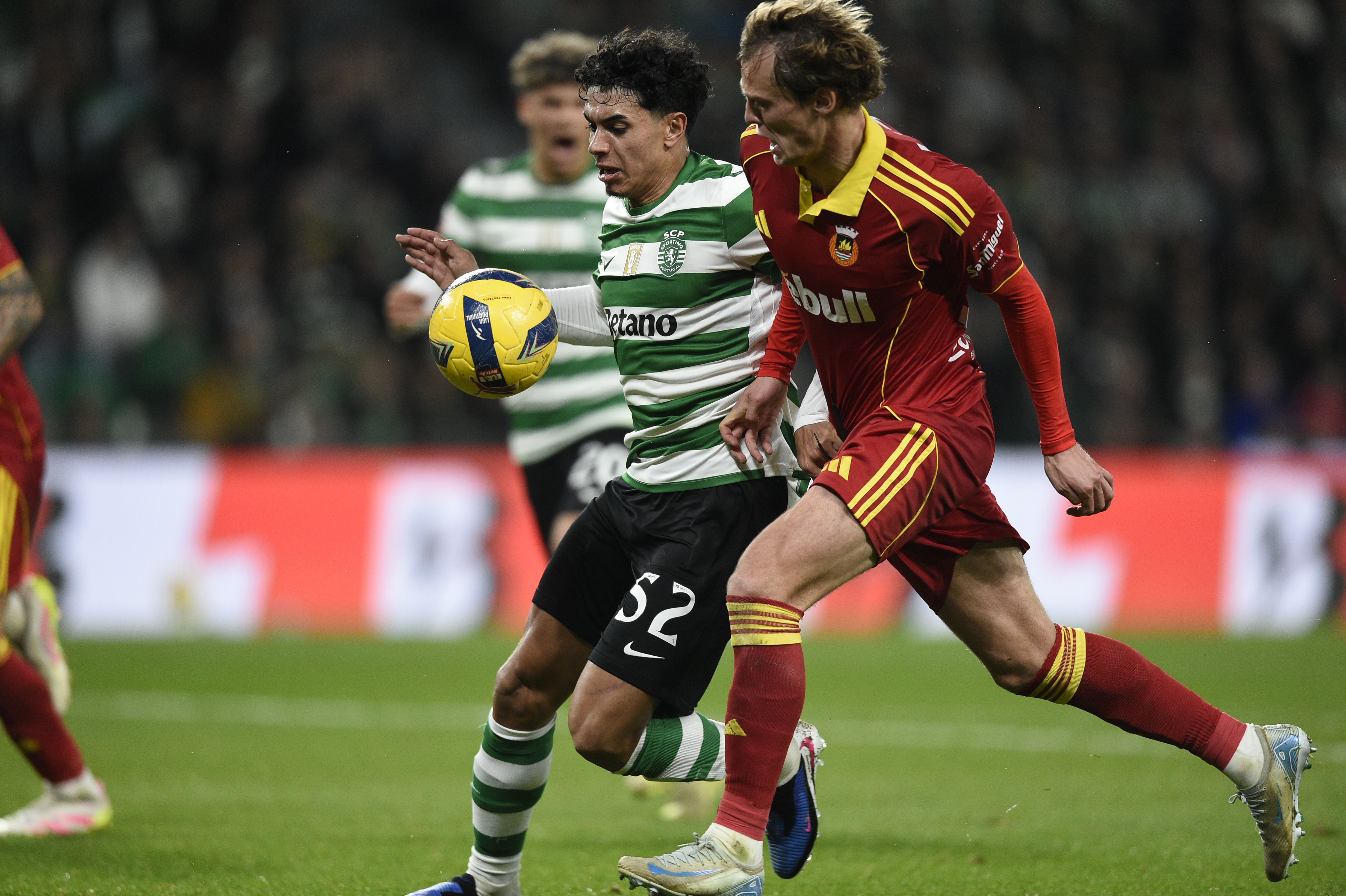 João Simões em duelo com João Tomé - Foto: Sérgio Miguel Santos