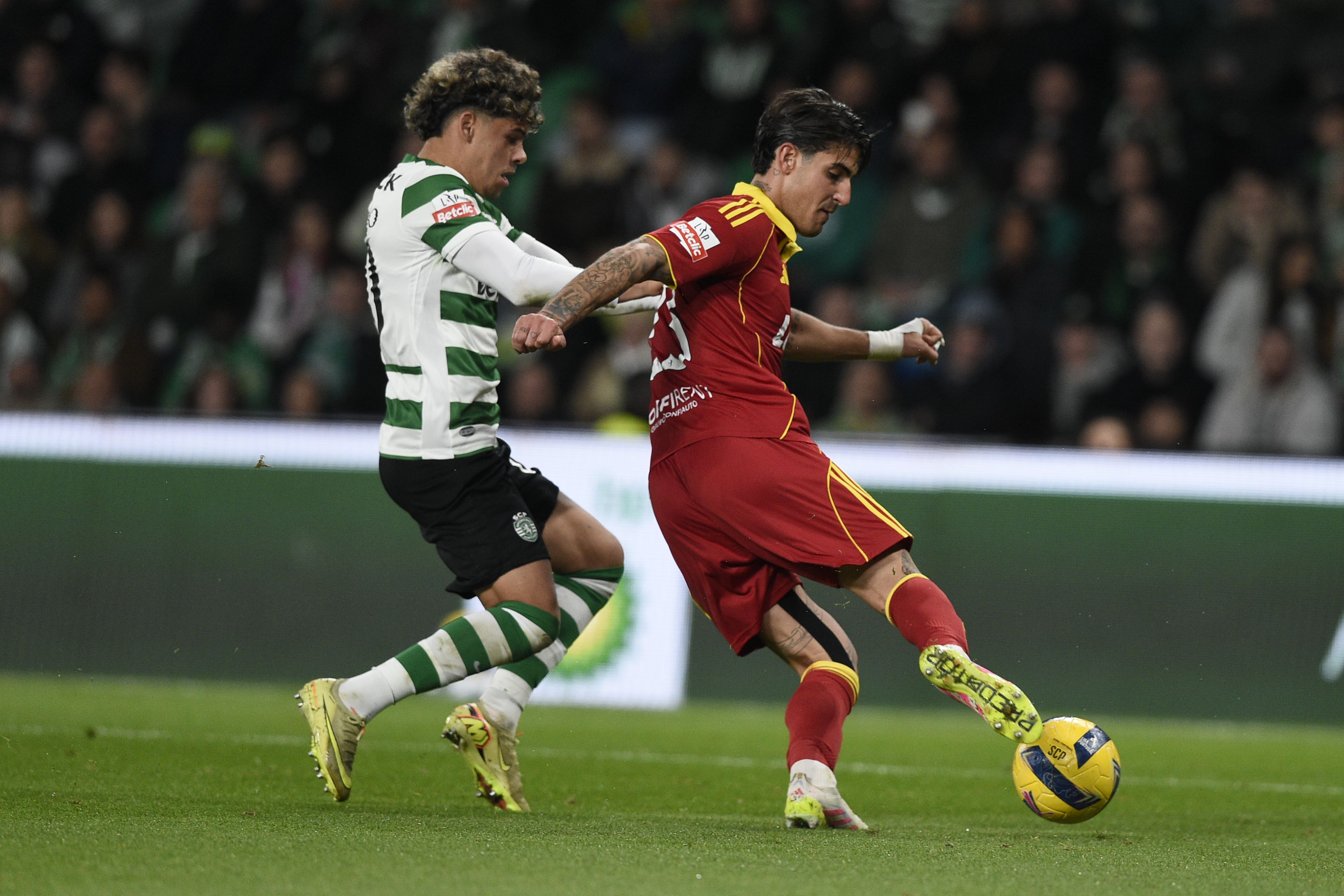 Francisco Petrasso pressionado por Maxi Araújo no Sporting-Rio Ave (Sérgio Miguel Santos)