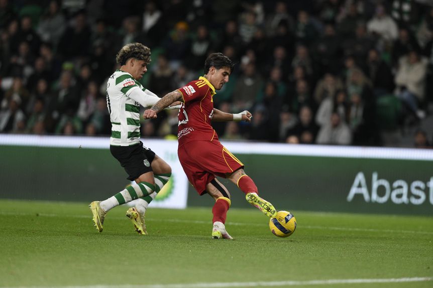 Francisco Petrasso pressionado por Maxi Araújo no Sporting-Rio Ave (Sérgio Miguel Santos)