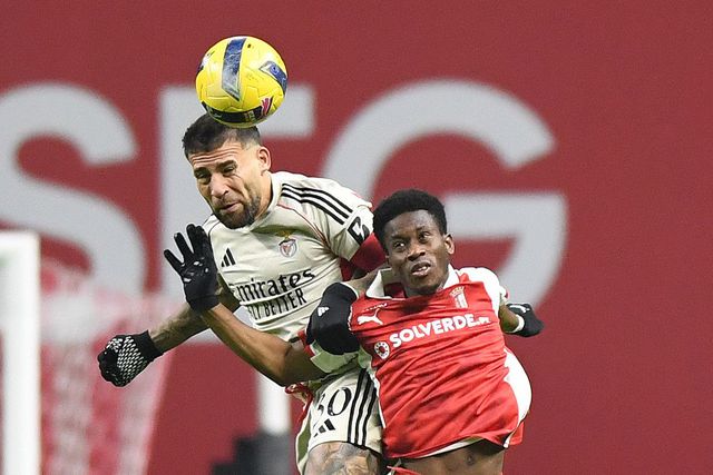 Otamendi ganha nas alturas a Dorgeles, no SC Braga-Benfica da 16.ª jornada da Liga (foto: Rogério Ferreira/Kapta +)