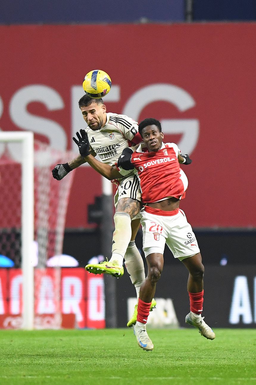 Otamendi ganha nas alturas a Dorgeles, no SC Braga-Benfica da 16.ª jornada da Liga (foto: Rogério Ferreira/Kapta +)