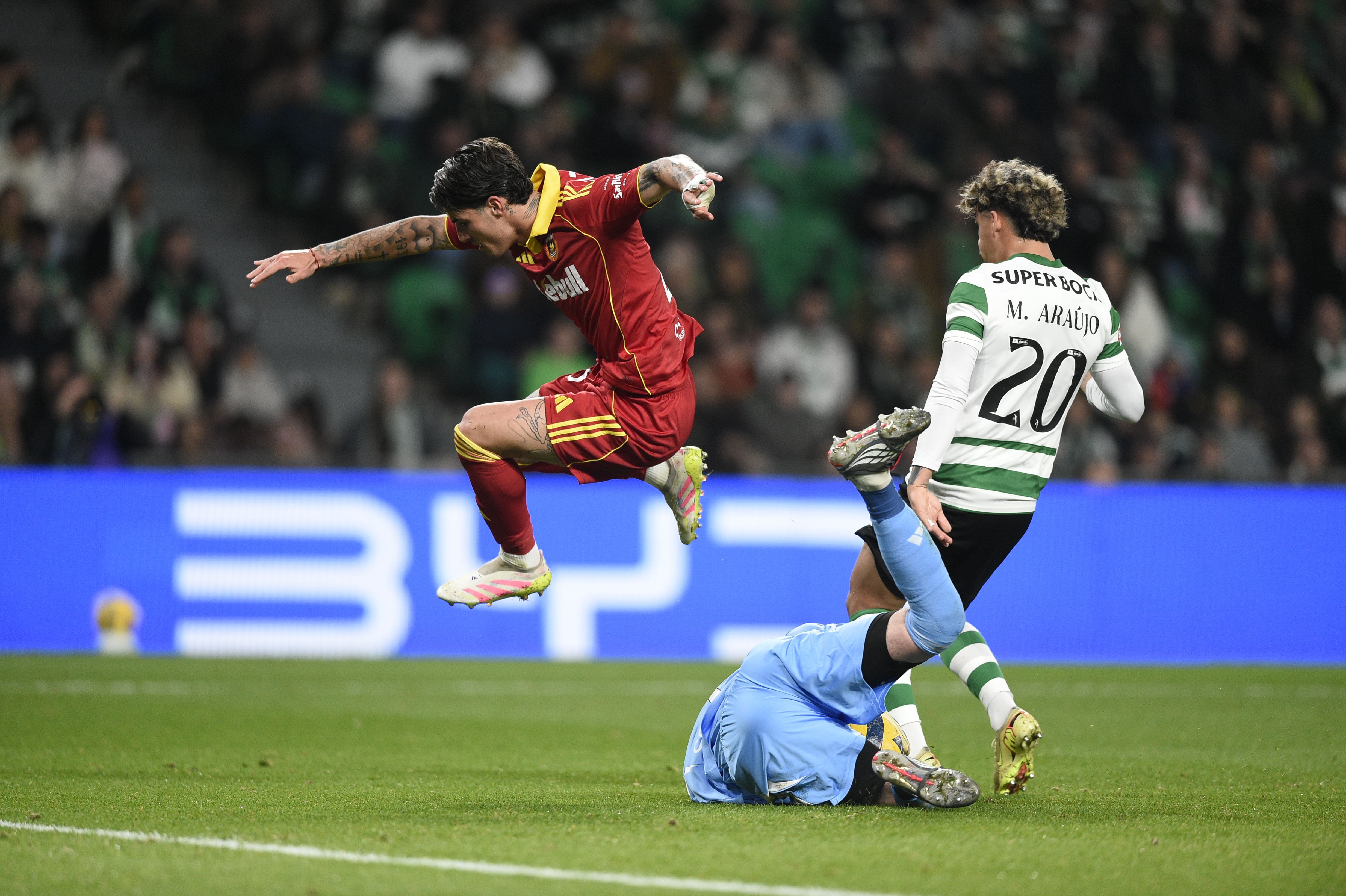 Miszta vai ao relvado agarrar a bola - Foto: Sérgio Miguel Santos