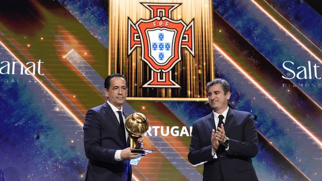 Pedro Proença com o prémio nos Globe Soccer Awards