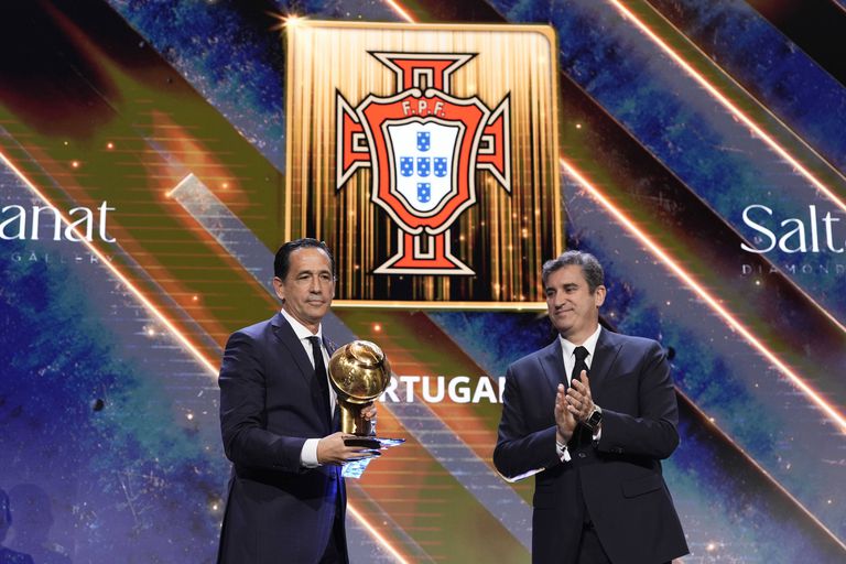 Pedro Proença com o prémio nos Globe Soccer Awards