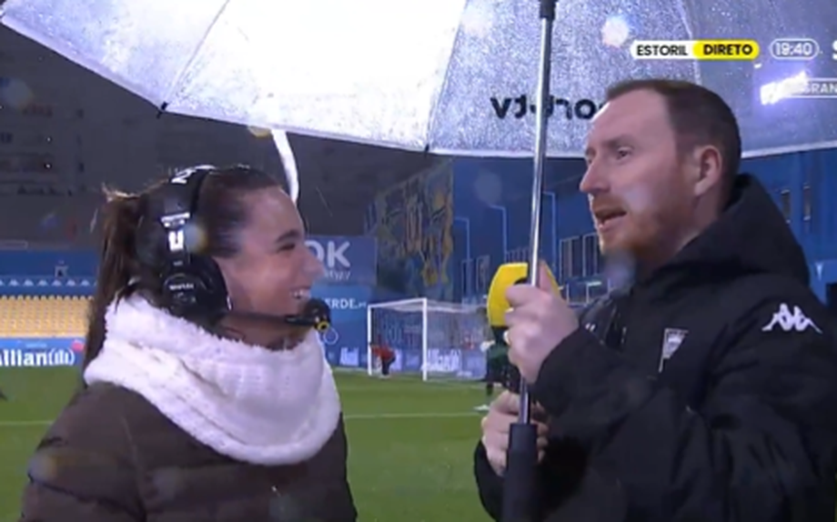 Ian Cathro segurou o chapéu durante a transmissão