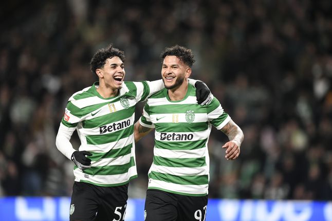 João Simões e Suárez festejam golo - Foto: Sérgio Miguel Santos