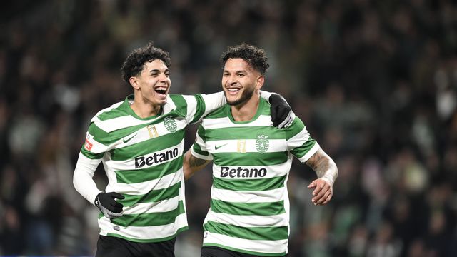 João Simões e Suárez festejam golo - Foto: Sérgio Miguel Santos