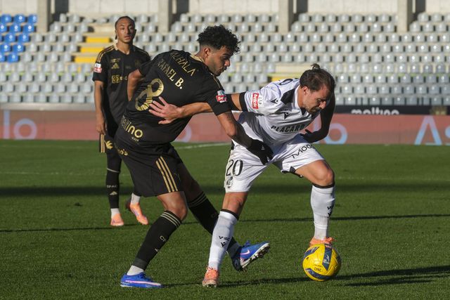 Rafael Brito e Samu disputam a bola. -Foto: CARLOS BARROSO/LUSA