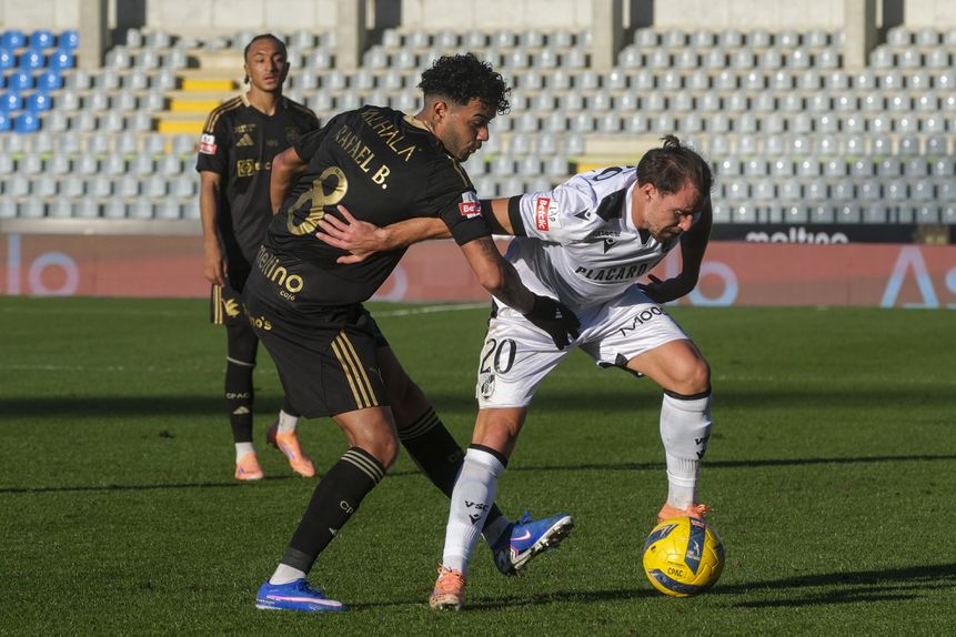 Rafael Brito e Samu disputam a bola. -Foto: CARLOS BARROSO/LUSA