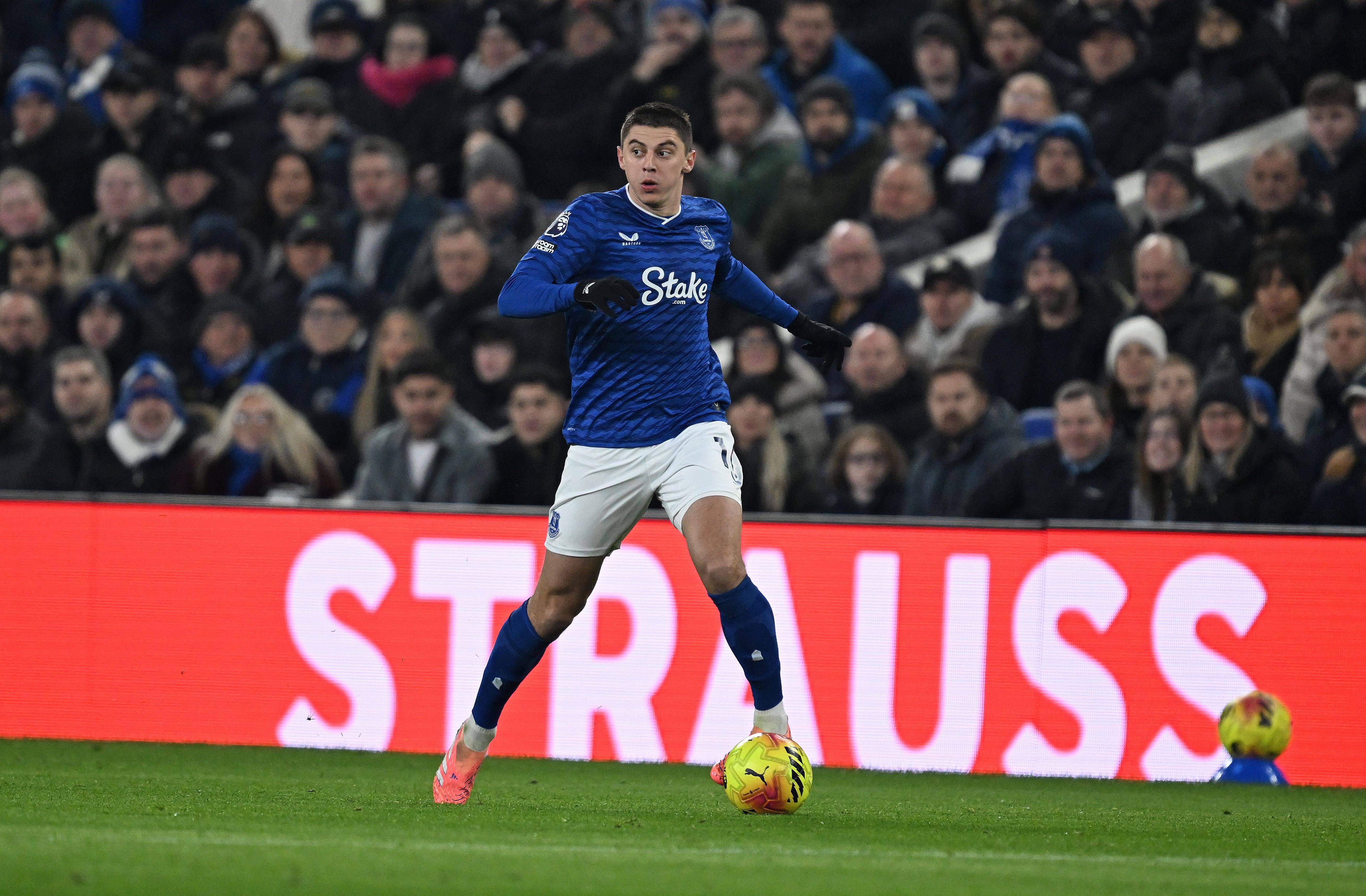 Vitaliy Mykolenko, lateral-esquerdo ucraniano de 26 anos do Everton