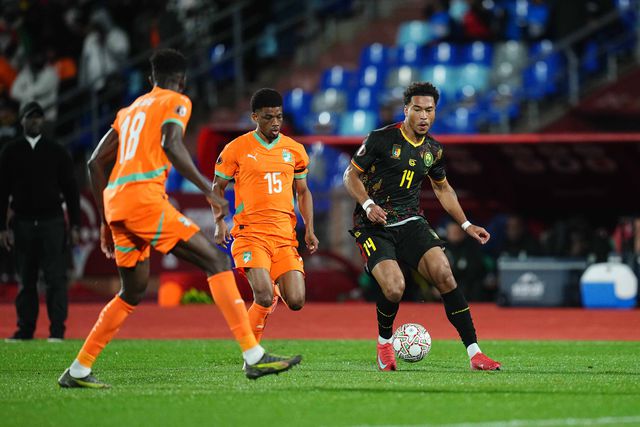 Namaso (Camarões) enfrenta defesa da Costa do Marfim