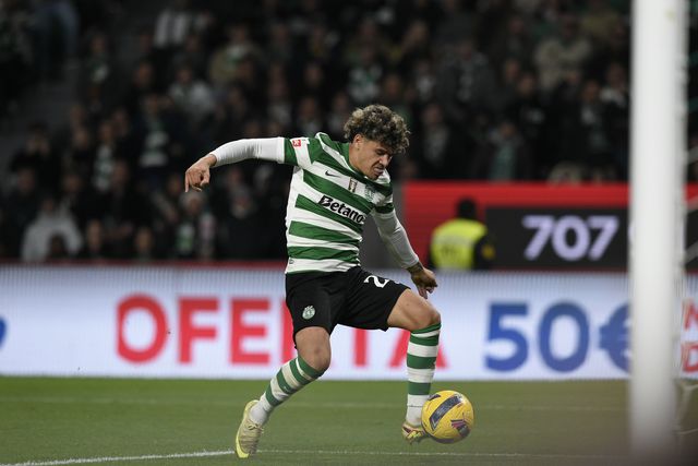 Maxi Araújo finaliza para o 2-0 para o Sporting - Foto: Sérgio Miguel Santos