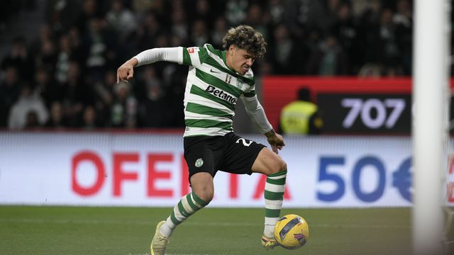 Maxi Araújo finaliza para o 2-0 para o Sporting - Foto: Sérgio Miguel Santos