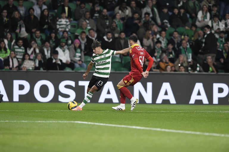 Vagiannidis a rematar à baliza do Rio Ave - Foto: Sérgio Miguel Santos