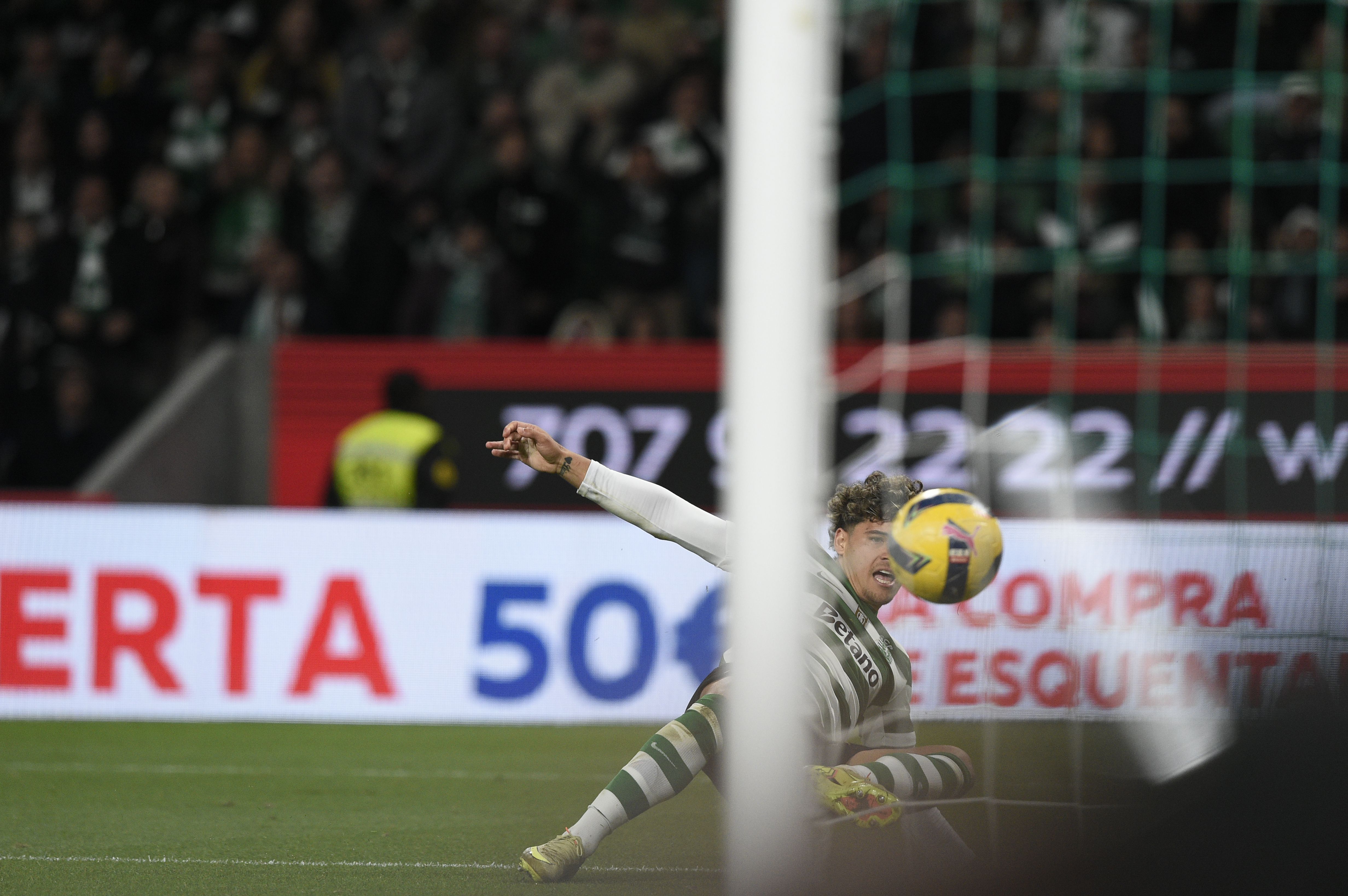Maxi Araújo finaliza para o 2-0 para o Sporting - Foto: Sérgio Miguel Santos