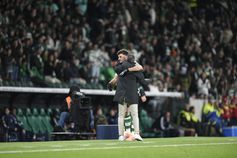 Rui Borges abraçado a Fotis Ioannidis (Foto: Sérgio Miguel Santos)