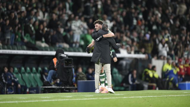 Rui Borges abraçado a Fotis Ioannidis (Foto: Sérgio Miguel Santos)