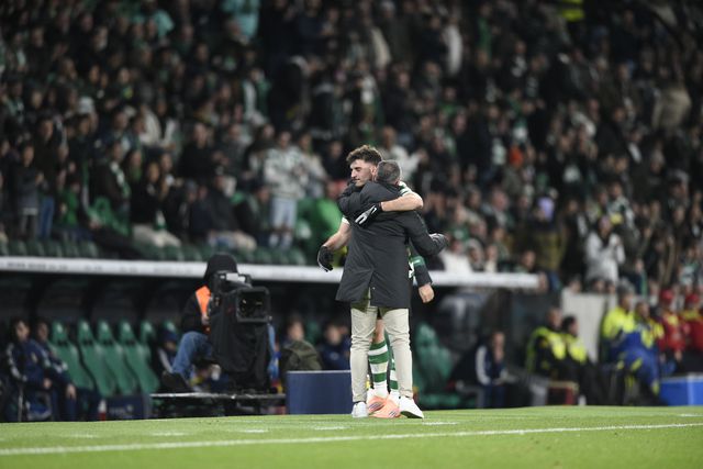 Rui Borges abraçado a Fotis Ioannidis (Foto: Sérgio Miguelk Santos)