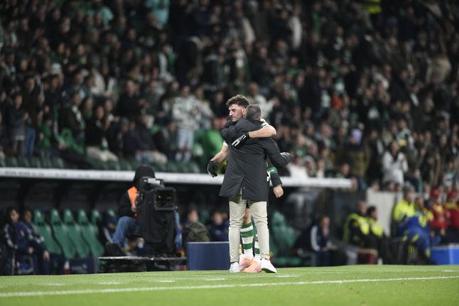 Rui Borges abraçado a Fotis Ioannidis (Foto: Sérgio Miguel Santos)