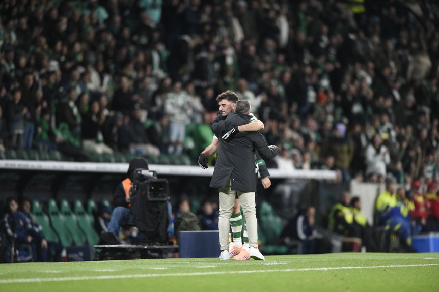 Rui Borges abraçado a Fotis Ioannidis (Foto: Sérgio Miguelk Santos)
