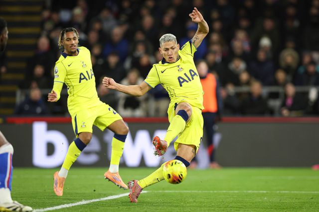 Richarlison viu os dois golos que marcou serem-lhe anulados, mas assistiu Gray para o tento da vitória