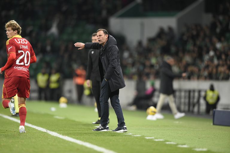 Sotiris Silaidopoulos a dar indicações à equipa do Rio Ave - Foto: Sérgio Miguel Santos